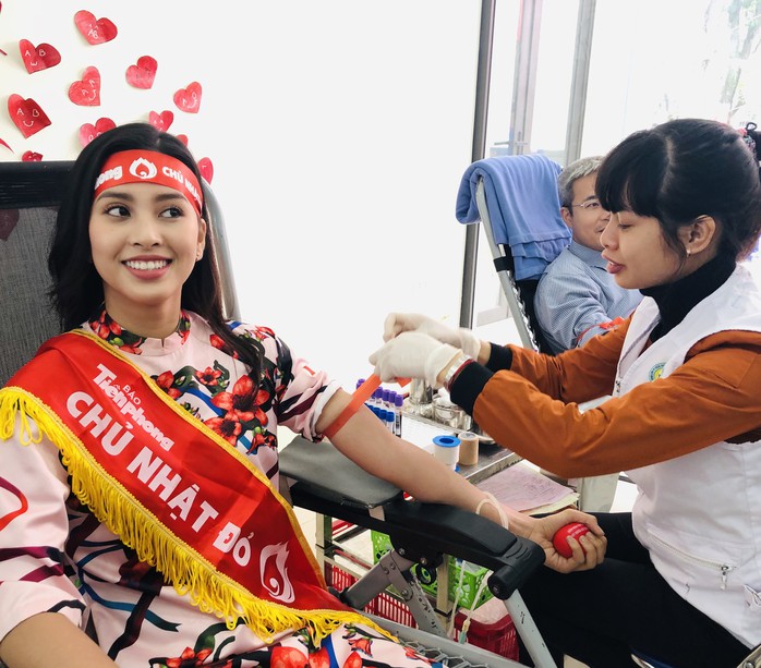 Hoa hậu Trần Tiểu Vy hồi hộp trong lần đầu hiến máu - Ảnh 3.