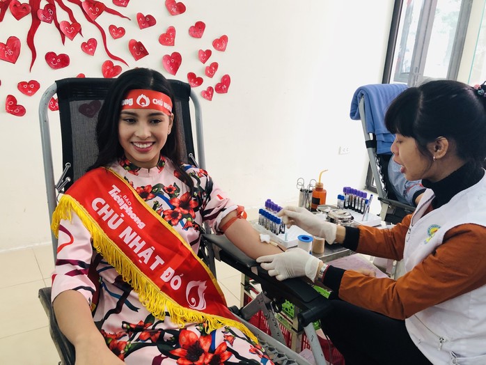 Hoa hậu Trần Tiểu Vy hồi hộp trong lần đầu hiến máu - Ảnh 5.
