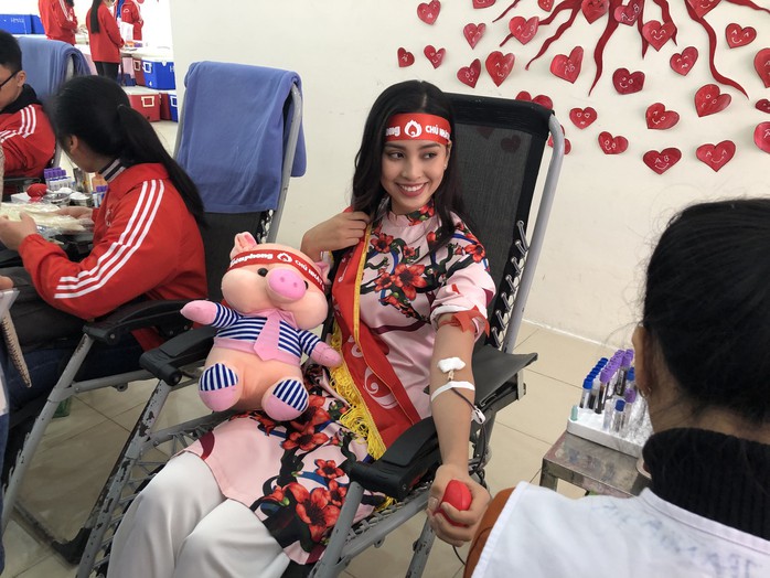 Hoa hậu Trần Tiểu Vy hồi hộp trong lần đầu hiến máu - Ảnh 9.