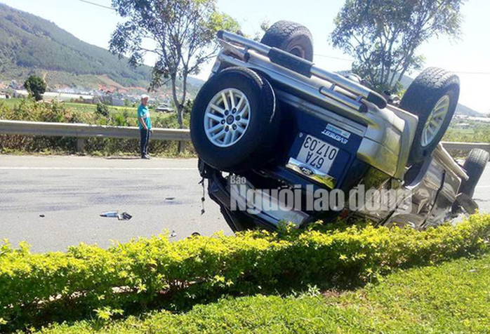 Xe du lịch lộn nhiều vòng trên cao tốc, người văng ra ngoài, tử vong - Ảnh 1.