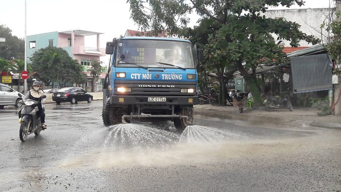 Đà Nẵng: Người dân chặn xe tải chở đất, đá để phản đối ô nhiễm - Ảnh 4.