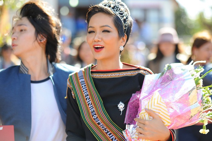 Những hình ảnh chân chất của Hoa hậu H’Hen Niê khi trải lòng với buôn làng - Ảnh 9.