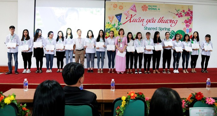 Đại học Đông Á: Trao tặng 233 vé xe Tết cho  sinh viên khó khăn - Ảnh 1.