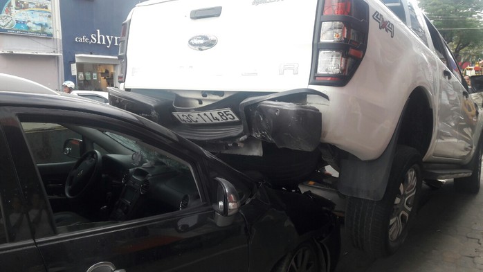 Xe bán tải chạy lùi gây tai nạn liên hoàn, 2 xe máy và 1 ôtô hư hỏng nặng - Ảnh 3.