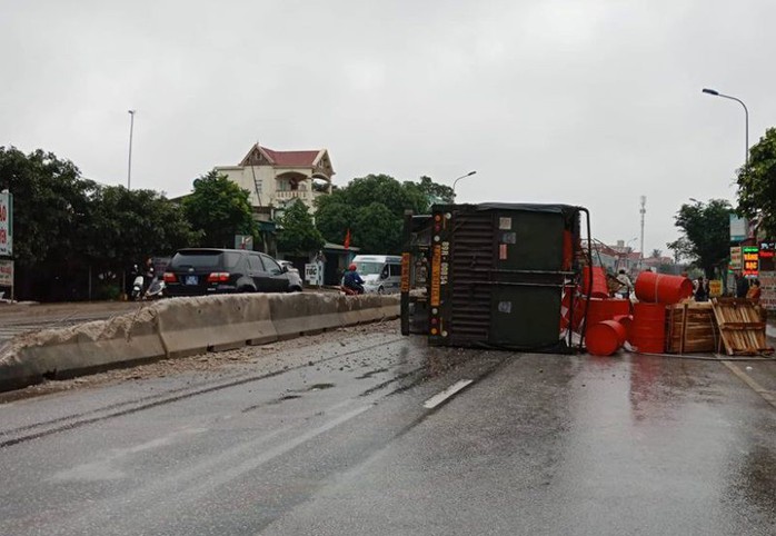 Xe đầu kéo “cày nát” 20 m dải phân cách, lật ngang trên Quốc lộ 1A - Ảnh 1.