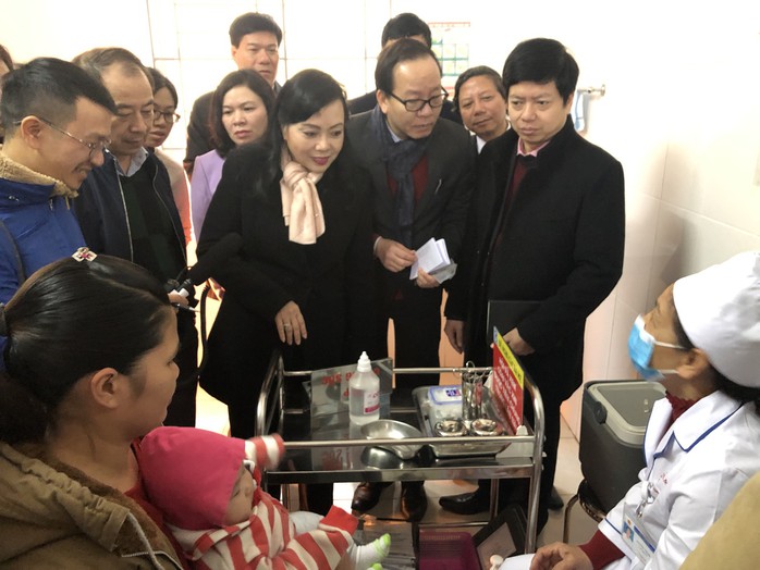 Bộ trưởng Nguyễn Thị Kim Tiến chất vấn cán bộ tiêm chủng trước khi tiêm ComBE FIVE - Ảnh 1.