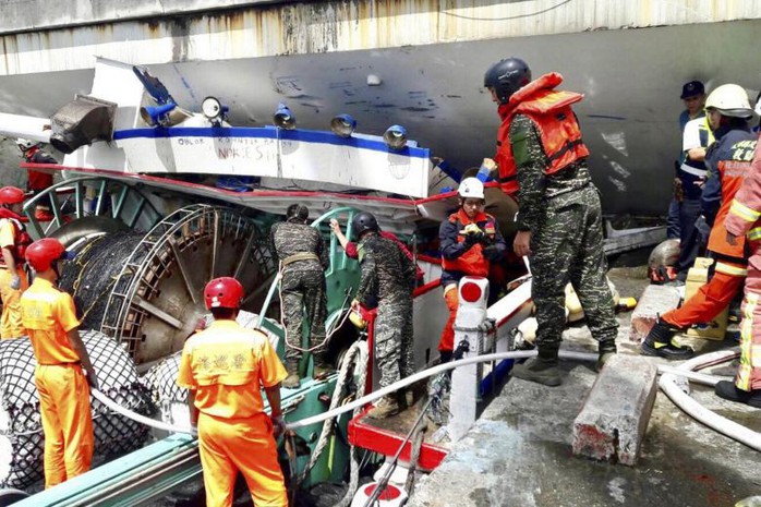 Đài Loan: Cầu vòm lớn sập xuống cảng cá có người Việt Nam làm việc - Ảnh 2.