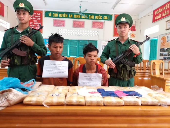 Bắt 2 người Lào vận chuyển 100.000  viên ma túy qua biên giới Việt Nam - Ảnh 1.