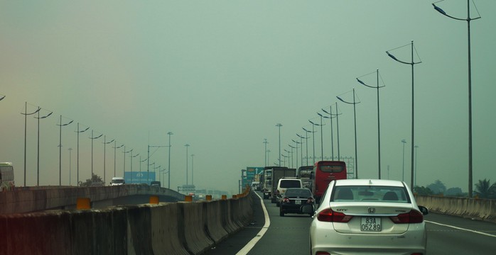 Bầu trời miền Tây đi qua cao tốc TP HCM - Trung Lương trắng đục - Ảnh 2.