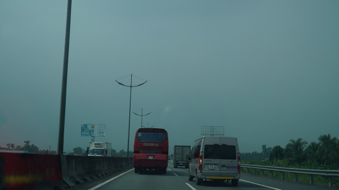 Bầu trời miền Tây đi qua cao tốc TP HCM - Trung Lương trắng đục - Ảnh 4.