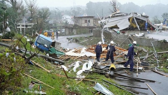 Nhật Bản dồn dập đón siêu bão và động đất, có người thiệt mạng - Ảnh 2.
