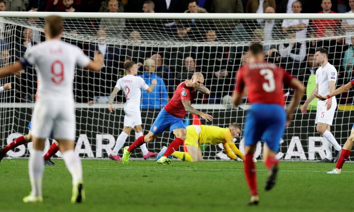 Euro 2020: Tuyển Anh rơi xuống mặt đất! - Ảnh 1.