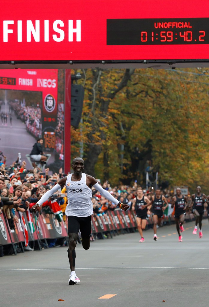 Siêu nhân Eliud Kipchoge chạy marathon dưới mốc 2 giờ - Ảnh 9.