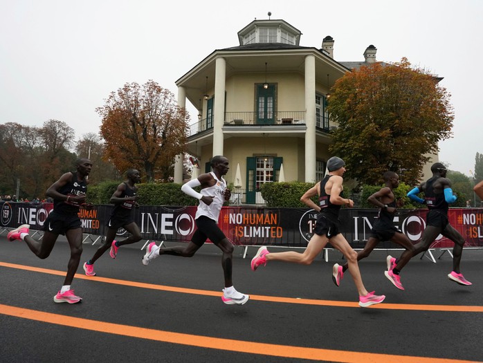 Siêu nhân Eliud Kipchoge chạy marathon dưới mốc 2 giờ - Ảnh 5.