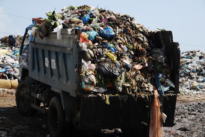 Ứ đọng hơn 270.000 tấn rác, Hội An muốn thu phí môi trường du khách - Ảnh 3.