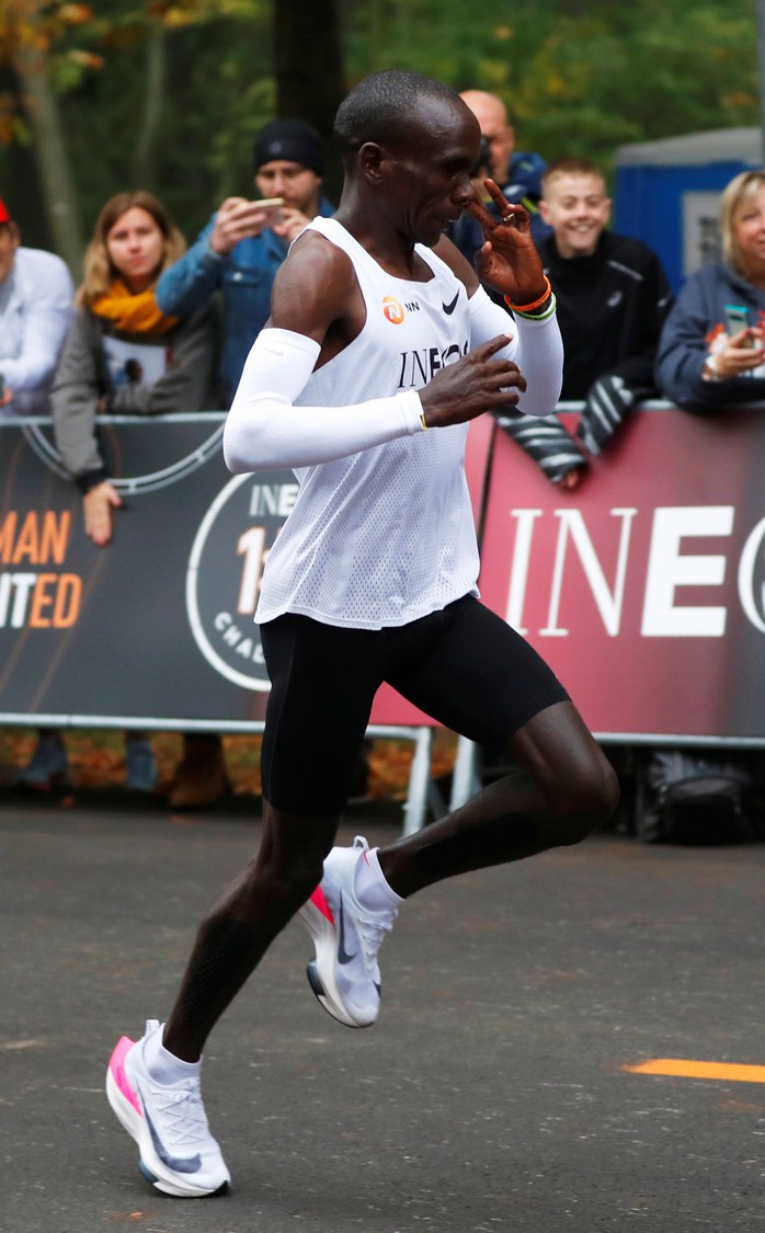 Siêu nhân Eliud Kipchoge chạy marathon dưới mốc 2 giờ - Ảnh 4.
