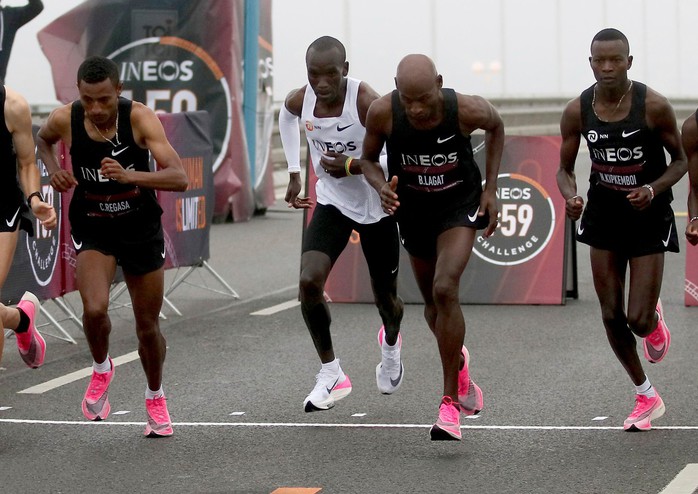 Siêu nhân Eliud Kipchoge chạy marathon dưới mốc 2 giờ - Ảnh 2.