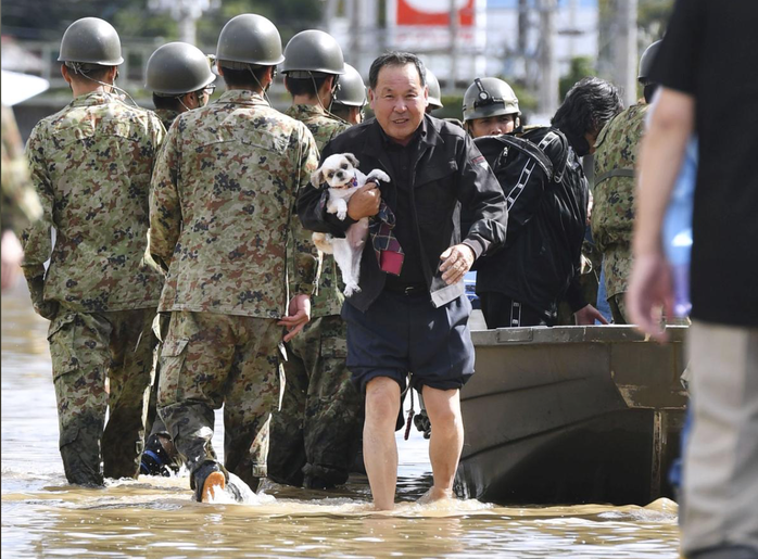 Nhật Bản gửi hàng chục ngàn binh sĩ cứu hộ siêu bão Hagibis - Ảnh 6.