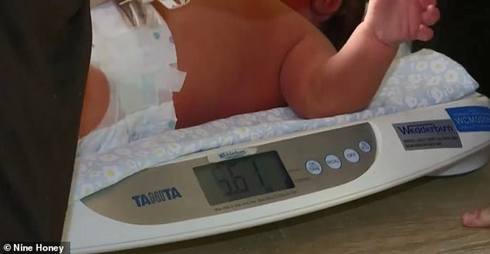 Bé gái sinh ra đã nặng gần 6kg dù chưa đủ tháng - Ảnh 2.