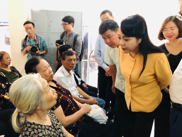 Bộ trưởng Nguyễn Thị Kim Tiến trò chuyện với người dân về chất lượng dịch vụ y tế - Ảnh 1.