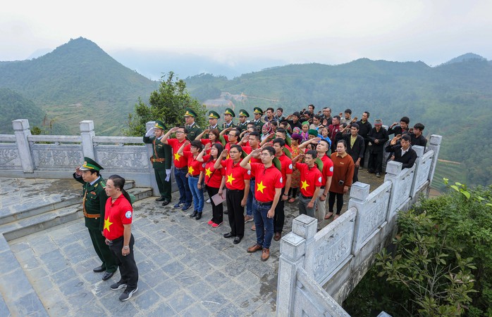 Xúc động Lễ Chào cờ tại Cột cờ Quốc gia Lũng Cú của Báo Người Lao động - Ảnh 1.