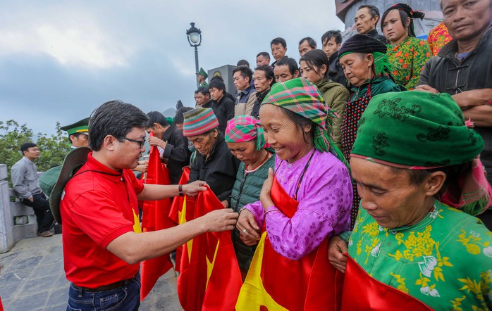 Xúc động Lễ Chào cờ tại Cột cờ Quốc gia Lũng Cú của Báo Người Lao động - Ảnh 13.