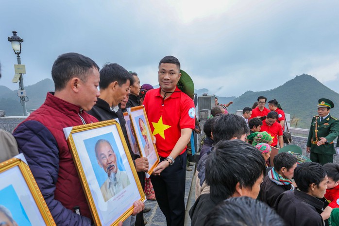 Xúc động Lễ Chào cờ tại Cột cờ Quốc gia Lũng Cú của Báo Người Lao động - Ảnh 11.