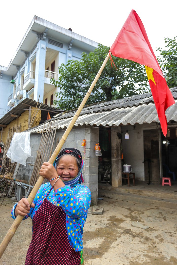 Xúc động Lễ Chào cờ tại Cột cờ Quốc gia Lũng Cú của Báo Người Lao động - Ảnh 16.