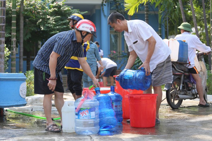 Công ty Sông Đà tạm ngừng cấp nước sau sự cố nhiễm dầu, súc xả toàn bộ đường ống - Ảnh 1.