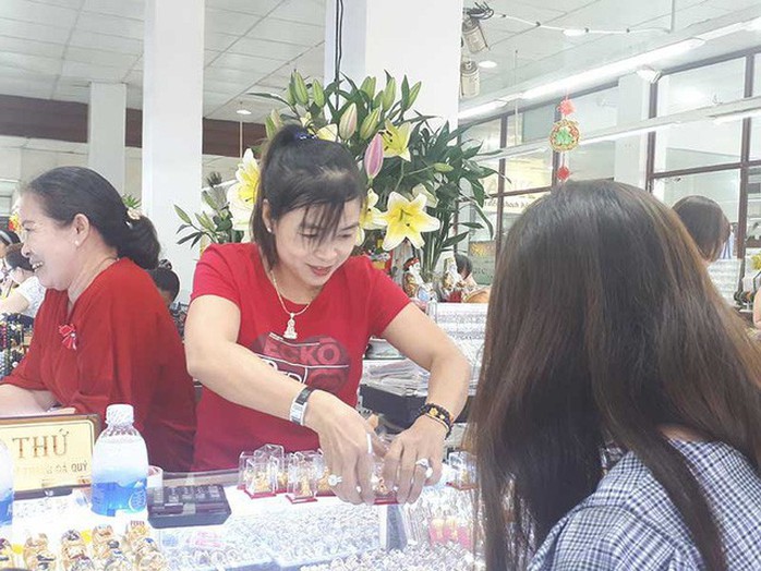 Đừng để người mua vàng nơm nớp lo bị phạt - Ảnh 1. Đừng để người mua vàng nơm nớp lo bị phạt - Ảnh 1.