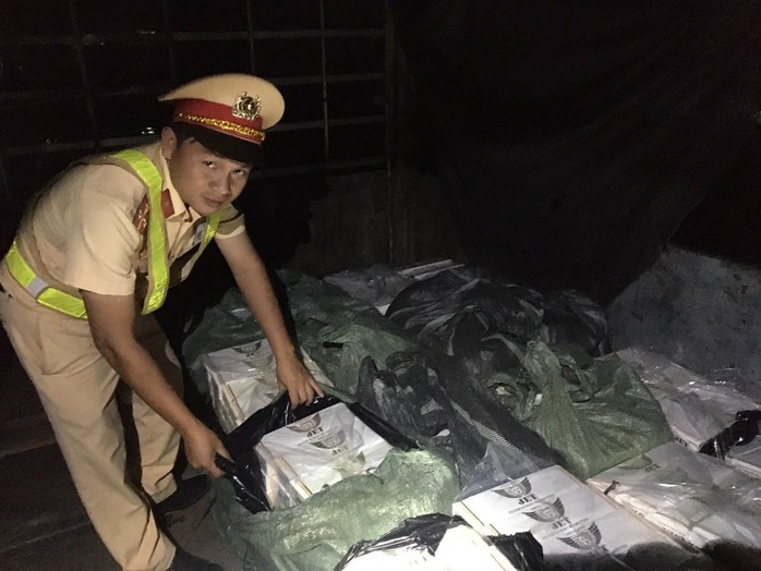CSGT bắt giữ thuốc lá lậu cực lớn tại Thừa Thiên - Huế - Ảnh 1.