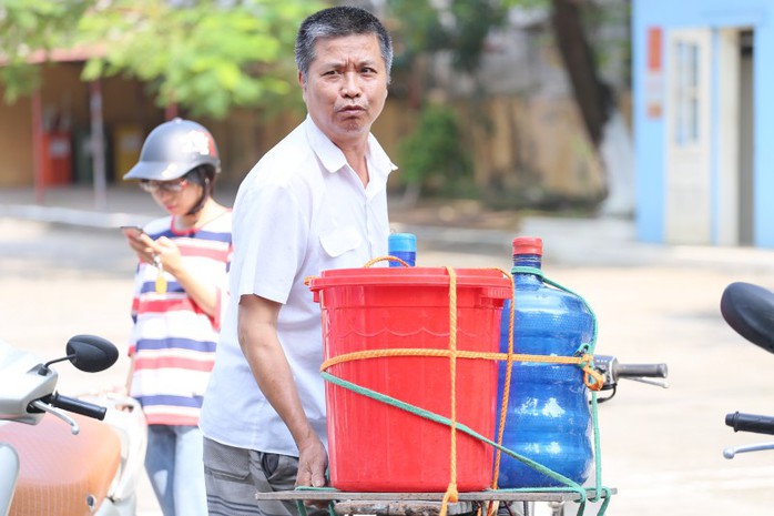 Thiếu nước sạch do nhiễm dầu, người dân Hà Nội phải giặt quần áo ở bể bơi - Ảnh 10.
