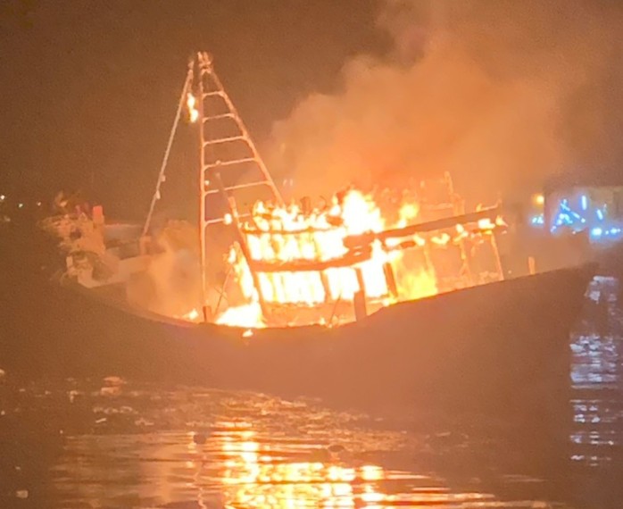 Sau tiếng nổ lớn, tàu cá hàng tỉ đồng bốc cháy ngùn ngụt trong đêm - Ảnh 1.