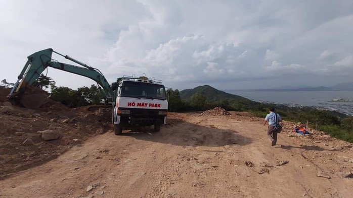 Lấp biển làm thủy cung, đào núi dựng biệt thự - Ảnh 1.