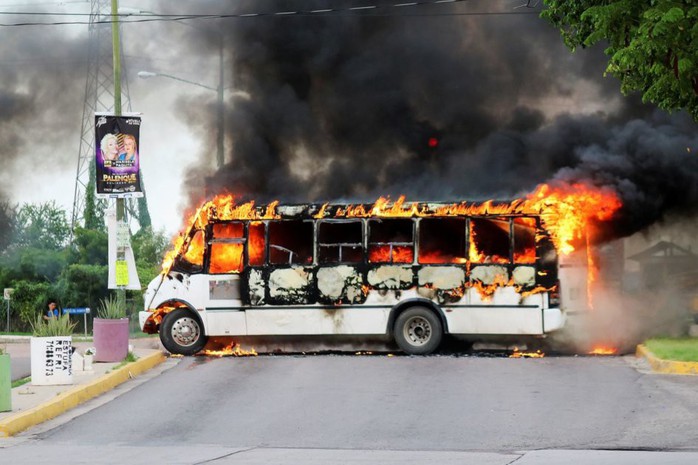 Mexico: Đấu súng kinh hoàng, bắt được con trai trùm ma túy vẫn phải thả - Ảnh 3.