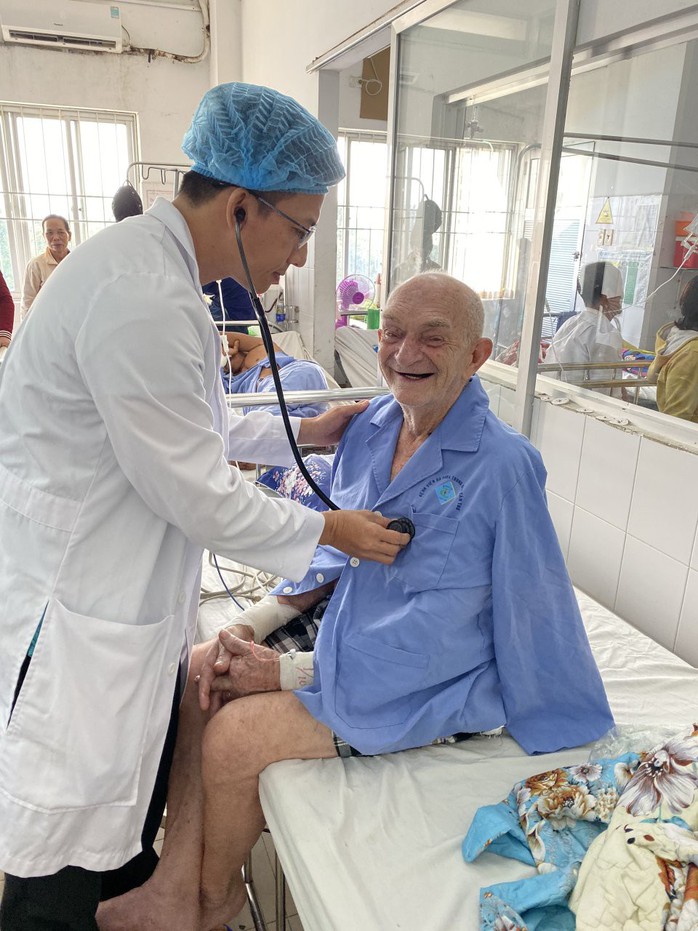 90 phút gay cấn cứu sống khách du lịch Bỉ 90 tuổi bị nhồi máu cơ tim cấp - Ảnh 1.