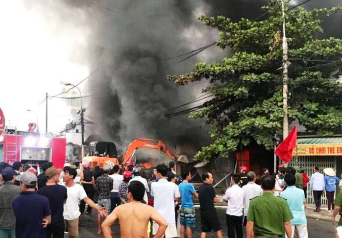 Xuất hiện clip nghi có người đốt chợ ở Thanh Hóa gây thiệt hại hàng tỉ đồng - Ảnh 2.