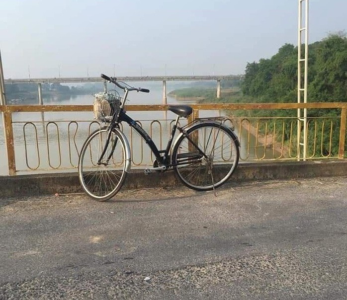 Xe đạp trên cầu, thi thể cô gái 22 tuổi vừa tốt nghiệp đại học dưới sông - Ảnh 1.