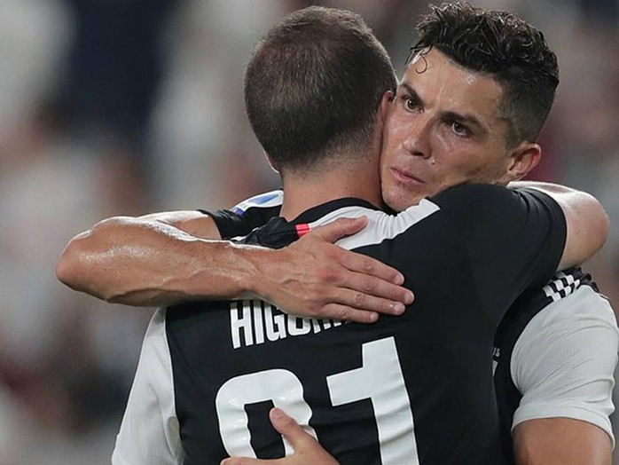 Ronaldo lập kỷ lục ghi bàn, xóa hiềm thù với Higuain - Ảnh 2.