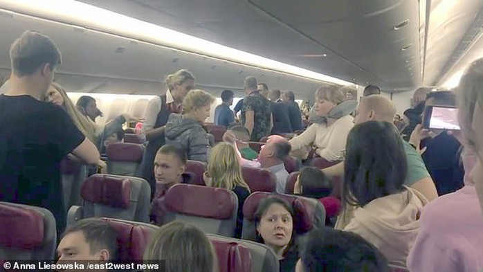 Hành khách Nga hoảng loạn trên “chuyến bay từ địa ngục” - Ảnh 1.