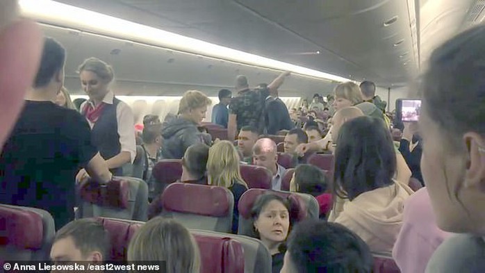 Hành khách Nga hoảng loạn trên “chuyến bay từ địa ngục” - Ảnh 2.