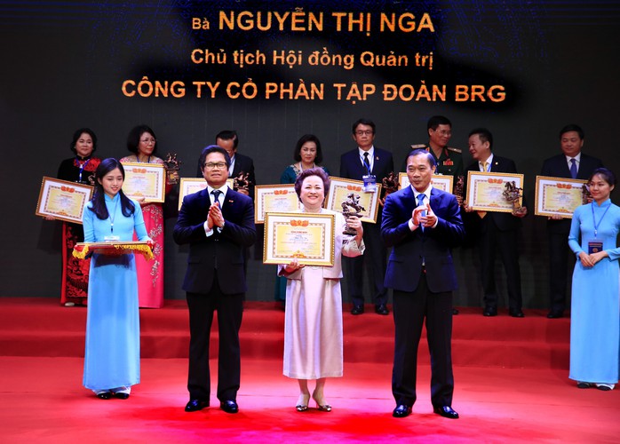 Chủ tịch Tập đoàn BRG, Madame Nguyễn Thị Nga được vinh danh Doanh nhân Việt Nam tiêu biểu - Cúp Thánh Gióng - Ảnh 1. Chủ tịch Tập đoàn BRG, Madame Nguyễn Thị Nga được vinh danh Doanh nhân Việt Nam tiêu biểu - Cúp Thánh Gióng - Ảnh 1.