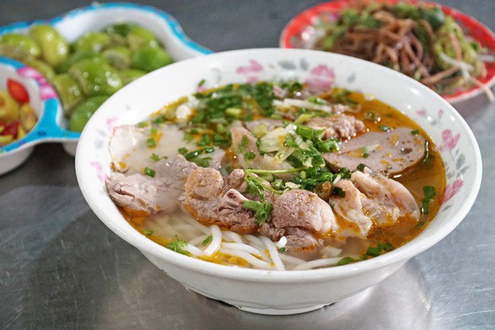 Báo nước ngoài gợi ý 10 quán bún bò Huế ngon ở TP HCM - Ảnh 1. Báo nước ngoài gợi ý 10 quán bún bò Huế ngon ở TP HCM - Ảnh 1.