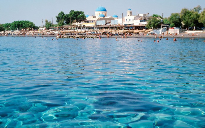 Ngắm những ngôi nhà tường trắng mái xanh ở Santorini - Ảnh 1. Ngắm những ngôi nhà tường trắng mái xanh ở Santorini - Ảnh 1.