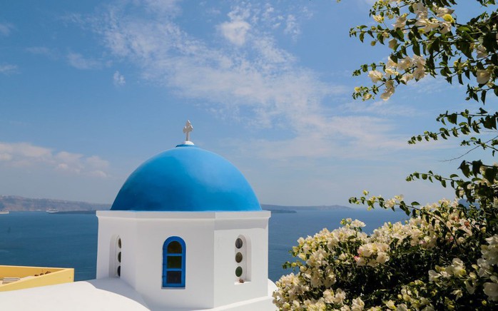 Ngắm những ngôi nhà tường trắng mái xanh ở Santorini - Ảnh 2. Ngắm những ngôi nhà tường trắng mái xanh ở Santorini - Ảnh 2.