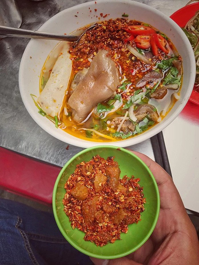Báo nước ngoài gợi ý 10 quán bún bò Huế ngon ở TP HCM - Ảnh 5. Báo nước ngoài gợi ý 10 quán bún bò Huế ngon ở TP HCM - Ảnh 5.