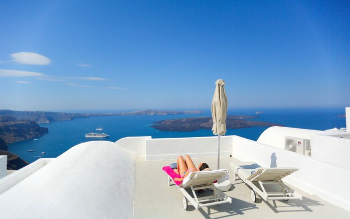 Ngắm những ngôi nhà tường trắng mái xanh ở Santorini - Ảnh 6. Ngắm những ngôi nhà tường trắng mái xanh ở Santorini - Ảnh 6.
