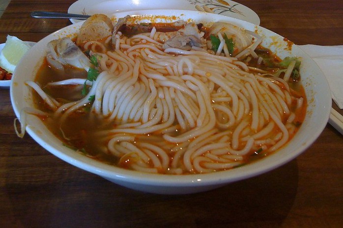 Báo nước ngoài gợi ý 10 quán bún bò Huế ngon ở TP HCM - Ảnh 7. Báo nước ngoài gợi ý 10 quán bún bò Huế ngon ở TP HCM - Ảnh 7.