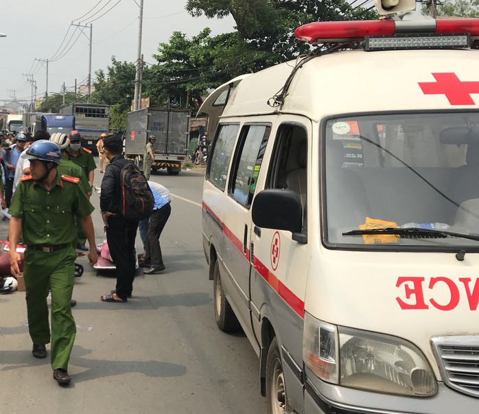 TP HCM: Né xe máy băng ra, người phụ nữ bị xe tải cán chết thương tâm - Ảnh 1.