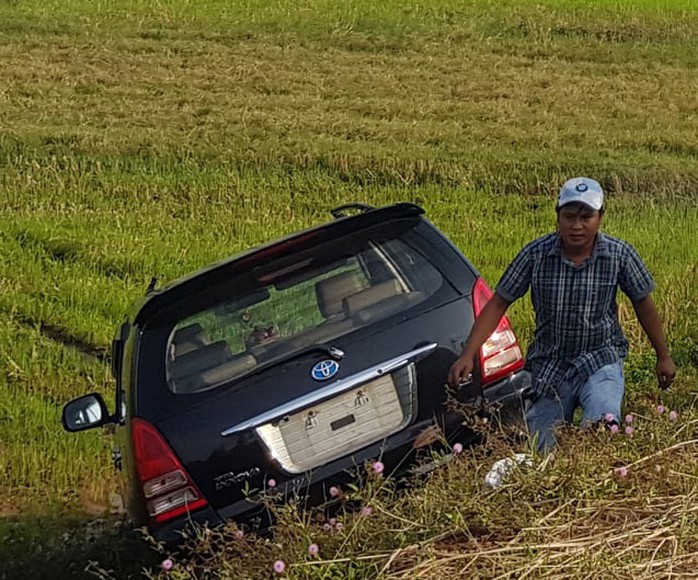 Xe máy nát bét sau cú tông vào xe tải, thanh niên tử nạn - Ảnh 2.